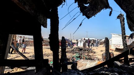 Un camp de réfugiés détruit à Khan Younès, dans le sud de la bande de Gaza, le 17 avril 2025. (EYAD BABA / AFP)