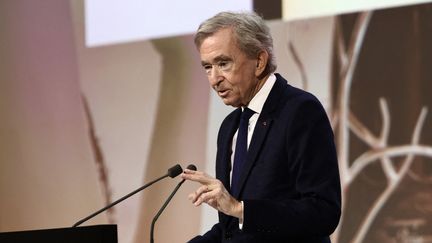 Le PDG de LVMH, Bernard Arnault, lors de l'assemblée générale du groupe de luxe, à Paris, le 17 avril 2025. (THIBAUD MORITZ / AFP)