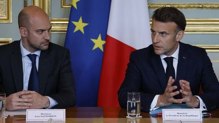 Jean-Noël Barrot, ministre des Affaires étrangères, et Emmanuel Macron, président de la République, le 17 avril 2025 à Paris. (LUDOVIC MARIN / POOL)