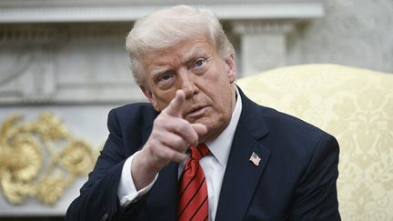 Donald Trump a prévenu vendredi 18 avril que les États-Unis étaient prêts à passer à autre chose "très bientôt", si un accord n'était pas trouvé entre Moscou et Kiev pour mettre fin à la guerre en Ukraine. (BRENDAN SMIALOWSKI / AFP)
