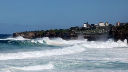Des vagues s'abattent sur le littoral australien, à Sydney, dans le sud-est du pays, le 18 avril 2025. (SAEED KHAN / AFP)