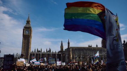Des manifestants sur la place du Parlement, à Londres (Royaume-Uni), le 19 avril 2025. (BENJAMIN CREMEL / AFP)