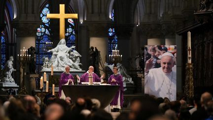La messe célébrée en hommage au pape François, dans la cathédrale Notre-Dame de Paris, le 21 avril 2025. (DIMITAR DILKOFF / AFP)