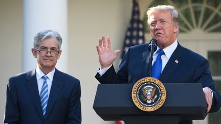 Donald Trump et Jerome Powell lors de la nomination de ce dernier comme patron de la Fed, à la Maison Blanche à Washington, le 2 novembre 2017. (SAUL LOEB / AFP)