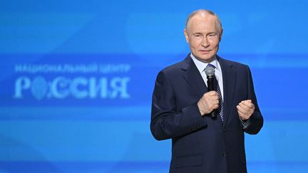 Le président russe, Vladimir Poutine, lors d'une cérémonie à Moscou, le 21 avril 2025. (RAMIL SITDIKOV / AFP)