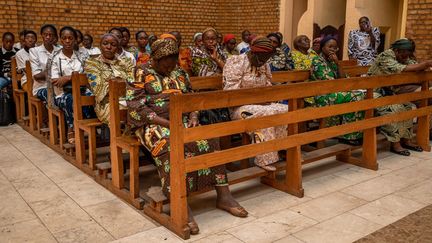 Des fidèles catholiques assistent à une messe en hommage au pape François, le 21 avril 2025, dans la cathédrale de Kinshasa, en RDC. (HARDY BOPE / AFP)