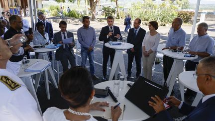 Emmanuel Macron s'exprime lors d'une réunion avec des agriculteurs et des représentants du secteur agricole, à Saint-André, sur l'île de La Réunion, le 22 avril 2025. (LUDOVIC MARIN / AFP)