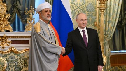 Le président russe, Vladimir Poutine (à droite), rencontre le sultan d'Oman, Haïtam ben Tarik, le 22 avril 2025 à Moscou (Russie). (KRISTINA KORMILITSYNA / AFP)