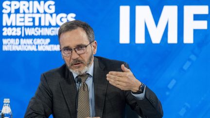 Pierre-Olivier Gourinchas, le chef économiste du Fonds monétaire international (FMI), en conférence de presse à Washington (Etats-Unis), le 22 avril 2025. (JIM WATSON / AFP)