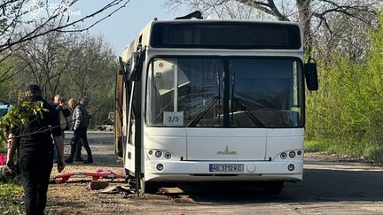 Un bus touché par une attaque de drone russe qui a fait neuf morts à Marhanets, dans le sud-est de l'Ukraine, le 23 avril 2025, sur une photo des services de secours ukrainiens. (UKRAINIAN EMERGENCY SERVICE / AFP)