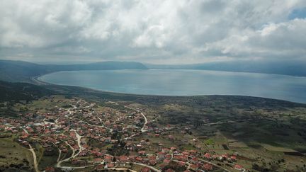 Une vue du lac et du vilage de Burdur, en Turquie, en avril 2021. (BULENT KILIC / AFP)