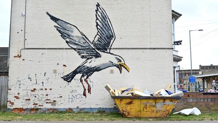 La mouette de Banksy sur la façade d'une propriété privée à Lowestoft, en 2021. (JUSTIN TALLIS / AFP)