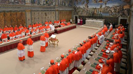 Des cardinaux réunis dans la chapelle Sixtine avant le début du conclave au Vatican, le 12 mars 2013. (OSSERVATORE ROMANO / AFP)