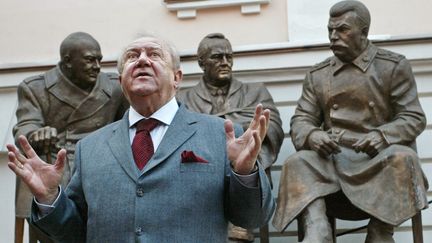Zourab Tsereteli, président de l'Académie russe des beaux-arts, le 26 avril 2005, à Moscou, devant son monument à Staline, Théodore Roosevelt et Winston Churchill, les trois dirigeants alliés, côte à côte, lors de la conférence de Yalta. (DENIS SINYAKOV / AFP)