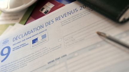 Une feuille de déclaration de revenus (photo d'illustration). (ETIENNE LAURENT / AFP)