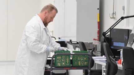 Lors de l'inauguration d'une ligne de production de cartes graphiques à Herstal (Belgique), le 17 juin 2022. (JOHN THYS / BELGA MAG / AFP)