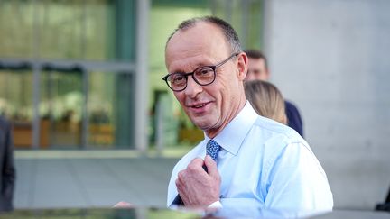 Le futur chancelier allemand Friedrich Merz, devant le Parlement allemand à Berlin (Allemagne), le 8 mars 2025. (KAY NIETFELD / DPA)