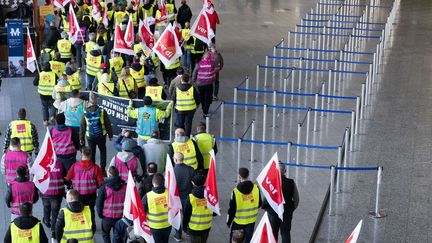 Les grévistes du syndicat Verdi défilent dans l'aéroport de Francfort en Allemagne, le 10 mars 2025. (BORIS ROESSLER / DPA / AFP)