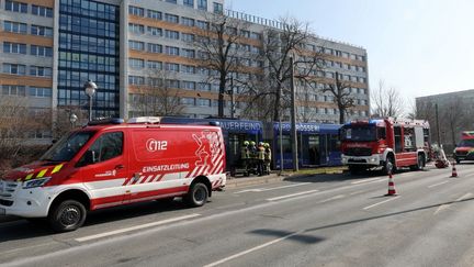 Des policiers et pompiers près d'un tramway où une femme a été aspergée d'essence et grièvement brûlée, le 16 mars 2025 à Gera, en Thuringe (Allemagne). (BODO SCHACKOW / DPA / AFP)
