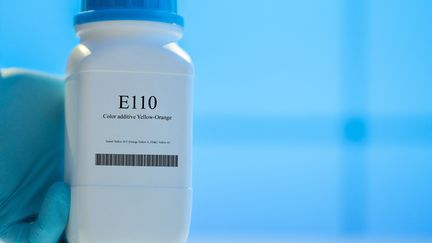 Un flacon du colorant E110, aussi appelé "Yellow 6" aux Etats-Unis. Photo d'illustration. (WLADIMIR BULGAR / SCIENCE PHOTO LI / WBU / AFP)
