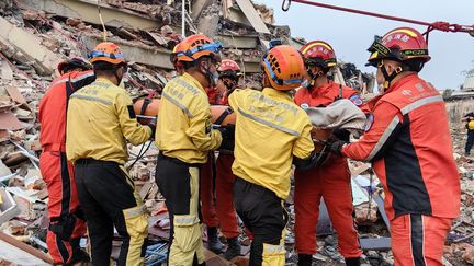 Des secours à Mandalay, en Birmanie, le 31 mars 2025, après le puissant séisme qui a secoué le pays. (MYO KYAW SOE / XINHUA / AFP)