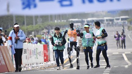Le robot Tiangong Ultra lors d'un semi-marathon d'androïdes à Pékin (Chine), qu'il a remporté, le 19 avril 2025. (LI XIN / XINHUA / AFP)