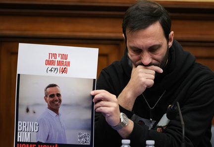 Daniel Lifshitz, petit-fils d'un otage israélien, tient une affiche demandant la libération Omri Miran, enlevé par le Hamas, le 12 février 2025, à Washington (Etats-Unis). (KAYLA BARTKOWSKI / GETTY IMAGES NORTH AMERICA / AFP)