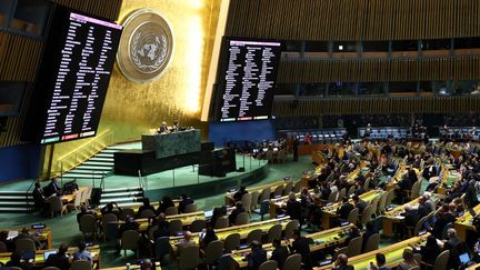 L'affichage des résultats après un vote sur un projet de résolution lors d'une réunion de l'Assemblée générale des Nations Unies, le 24 février 2025, à New York (Etats-Unis). (MICHAEL M. SANTIAGO / GETTY IMAGES NORTH AMERICA / AFP)