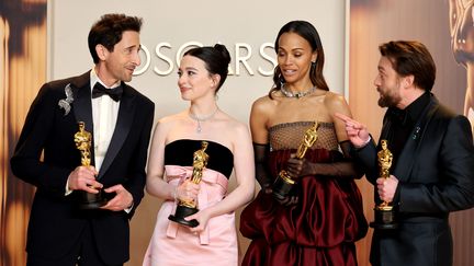 Les comédiens Adrien Brody, Mikey Madison, Zoe Saldaña et Kieran Culkin récompensés lors de la 97e cérémonie des Oscars, le 2 mars 2025, à Hollywood, en Californie. (MIKE COPPOLA / GETTY IMAGES / AFP)