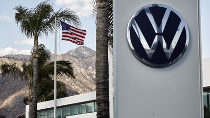 Un concessionnaire Volkswagen à Pasadena, en Californie (Etats-Unis), le 4 avril 2025. (MARIO TAMA / GETTY IMAGES NORTH AMERICA / AFP)