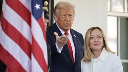 Donald Trump accueille la dirigeante italienne Giorgia Meloni à la Maison Blanche, le 17 avril 2025, à Washington. (WIN MCNAMEE / GETTY IMAGES NORTH AMERICA / SIPA)