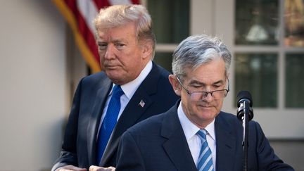 Donald Trump observe Jerome Powell, alors son candidat désigné pour la présidence de la Fed, prendre la parole dans les jardins de la Maison Blanche, le 2 novembre 2017. (DREW ANGERER / GETTY IMAGES NORTH AMERICA)