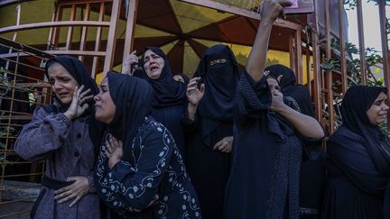Des proches de Palestiniens morts à la suite d'attaques israéliennes, alors que les corps sont transportés pour l'enterrement, à Khan Younès (bande de Gaza), le 8 novembre 2024. (ABED RAHIM KHATIB / ANADOLU / AFP)