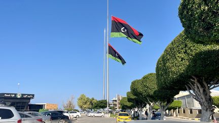Deux drapeaux libyens à Tripoli, capitale du pays, le 12 septembre 2023. (HAZEM TURKIA / ANADOLU AGENCY / AFP)