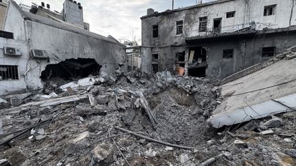 L'hôpital Al-Ahli, dans la ville de Gaza, en grande partie détruit après avoir été bombardé par l'armée israélienne, le 13 avril 2025. (HAMZA Z. H. QRAIQEA / ANADOLU / AFP)