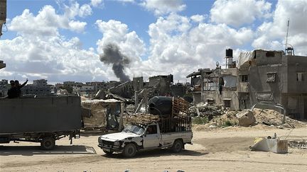Une vue de la bande de Gaza, alors que des Palestiniens sont forcés de quitter la ville de Rafah, le 14 avril 2025. (DOAA ALBAZ / ANADOLU / AFP)