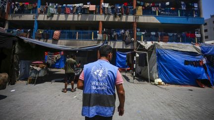Un employé de l'UNRWA au camp de réfugiés de Nuseirat, dans la bande de Gaza, le 15 juillet 2024. (ASHRAF AMRA / ANADOLU / AFP)