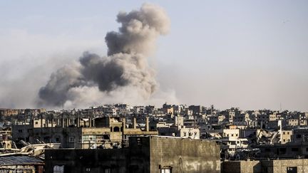 De la fumée s'élève après un bombardement israélien sur la ville de Gaza, le 18 avril 2025. (MAHMOUD ASSA / ANADOLU / AFP)