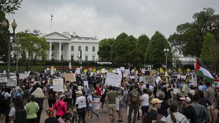 Des manifestants anti-Trump devant la Maison Blanche, à Washington, aux Etats-Unis, le 19 avril 2025. (CELAL GUNES / ANADOLU / AFP)