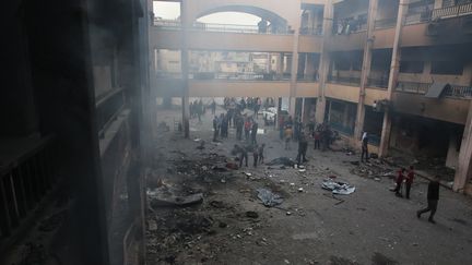 La cour d'une ancienne école après un bombardement meurtrier de l'armée israélienne dans la ville de Gaza (bande de Gaza), le 23 avril 2025. (HAMZA Z. H. QRAIQEA / ANADOLU / AFP)