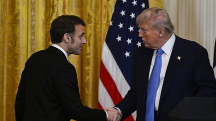 Donald Trump et Emmanuel Macron, le 24 février 2025 à Washington (Etats-Unis). (CELAL GUNES / ANADOLU / AFP)