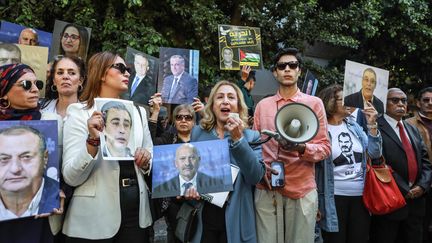 Les proches de personnes accusées de "complot contre la sûreté de l'Etat" lors d'une manifestation de soutien, à Tunis, le 11 avril 2025. (CHEDLY BEN IBRAHIM / NURPHOTO / AFP)