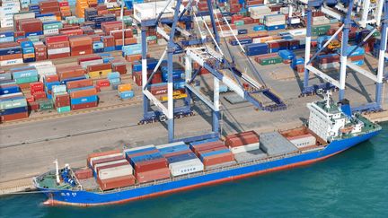 Un porte-conteneurs au port de Yantai, dans la province du Shandong, en Chine, le 11 avril 2025. (CFOTO / NURPHOTO / AFP)
