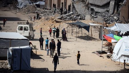 Des Palestiniens déplacés marchent entre les tentes près de l'université islamique détruite dans la ville de Gaza, le 5 avril 2025. (MAJDI FATHI / NURPHOTO / AFP)