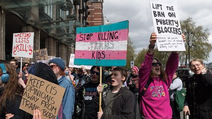 Une manifestation de personnes militant pour les droits LGBT+ à Londres (Royaume-Uni), le 20 avril 2024. (WIKTOR SZYMANOWICZ / NURPHOTO / AFP)