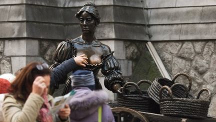 La ville de Dublin dénonce les "comportements irrespectueux" de certains touristes avec la statue de Molly Malone. (ARTUR WIDAK / NURPHOTO)