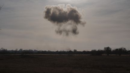 De la fumée s'élève d'Oleksandro-Kalynove (Ukraine), après une frappe le 14 mars 2025. (ANTONI LALLICAN / HANS LUCAS / AFP)