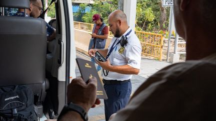 Contrôle d'immigration et douane au Salvador, en mars 2025. (ISABELLE SOURIMENT / HANS LUCAS / AFP)