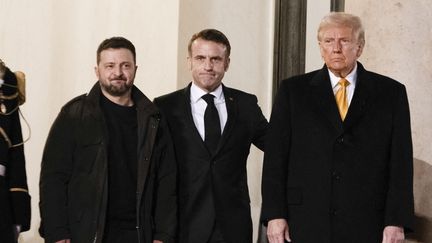 Les présidents ukrainien, français et américain, Volodymyr Zelensky, Emmanuel Macron et Donald Trump, à Paris, le 7 décembre 2024. (MAGALI COHEN / HANS LUCAS / AFP)