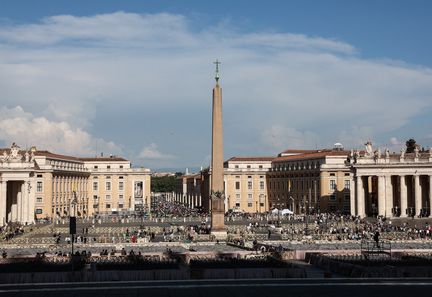 La place Saint-Pierre, au Vatican, située au cœur de Rome, le 23 avril 2025. (VALERIA MONGELLI / HANS LUCAS / AFP)